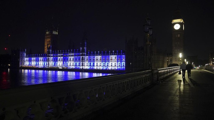 Sejumlah Negara Pendukung Israel Nyalakan Cahaya Putih Biru The Palace of Westminster is lit up in the colours of Israel's flag for victims and hostages of Hamas attacks, as the death toll rises amid ongoing violence in Israel and Gaza, following Saturday's attack by Hamas militants, Monday, Oct. 9, 2023. (Lucy North/PA via AP)