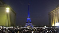 Menara Eiffel diterangi dengan warna-warna Israel setelah demonstrasi untuk menunjukkan dukungan kepada Israel, Senin, 9 Oktober 2023 di Paris, dua hari setelah pejuang Hamas melancarkan serangan multi-front yang belum pernah terjadi sebelumnya terhadap Israel. AP/Michel Euler  