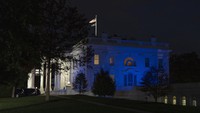 Gedung Putih menyala dengan warna biru dan putih, warna bendera Israel, untuk menggarisbawahi solidaritas AS dengan Israel, Senin, 9 Oktober 2023, di Washington. AP/Jon Elswick  