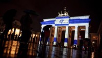 Gerbang Brandenburg diterangi dengan warna bendera Israel sebagai bentuk solidaritas, di Berlin, Jerman, Sabtu malam, 7 Oktober 2023. AP/Fabian Sommer  