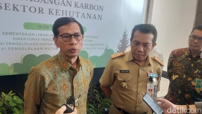 Sekretaris Direktorat Jenderal Pengelolaan Hutan Lestari KLHK Drasospolino (kiri) dan Kadis DLHK Sulsel Andi Hasb (kanan).
