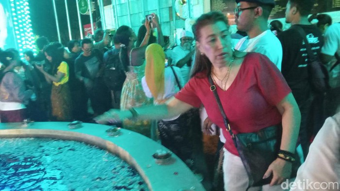 Seorang warga negara Belanda Hellen Lusche menabur bunga di kolam di monumen peringatan bom Bali di Legian, Kuta, Kamis (12/10/2033).
