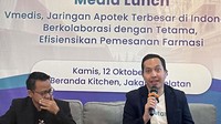 Co-Founder Tetama Natali Ardianto bersama CEO Vmedis Ahmad Siddiq saat memberikan paparan kepda sejumlah wartawan, Kamis (12/10) di Jakarta.  