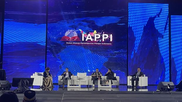 Staf Khusus Kepresidenan Putri Tanjung bicara tentang tantangan generasi muda saat ini yang tak terlepas dari sentuhan teknologi. (CNBC Indonesia/Romys Binekasri)