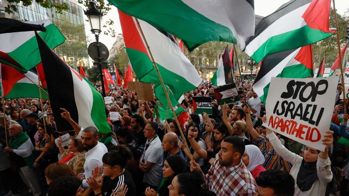 'Stop Bombing Gaza' Bergema di Barcelona Supporters wave Palestinian flags as they gather during a pro-Palestinian protest amid the ongoing conflict between Israel and the Palestinian militant group Hamas, in Barcelona, Spain, October 11, 2023. REUTERS/Albert Gea
