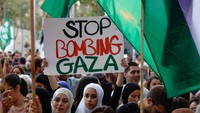 Dalam aksinya, massa membawa berbagai poster, salah satunya bertuliskan stop bombing Gaza.  