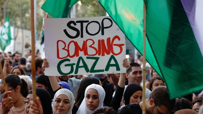 Supporters wave Palestinian flags as they gather during a pro-Palestinian protest amid the ongoing conflict between Israel and the Palestinian militant group Hamas, in Barcelona, Spain, October 11, 2023. REUTERS/Albert Gea