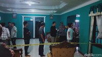 Warga yang masuk ke dalam rumah mendapati korban sudah tidak bernyawa. Keduanya dalam posisi berpelukan di atas tempat tidur. Foto: Achmad Hussein Syauqi/detikJateng