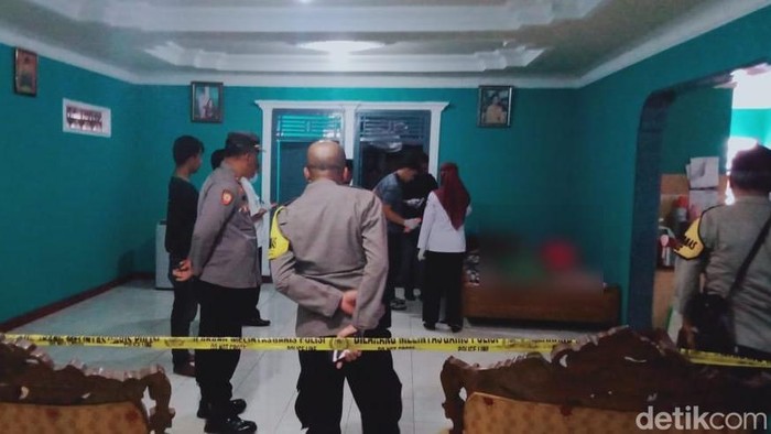 Suami istri ditemukan tewas berpelukan di rumahnya Ceper, Klaten, Rabu (11/10/2023). Suami istri ditemukan tewas berpelukan di rumahnya Ceper, Klaten, Rabu (11/10/2023).