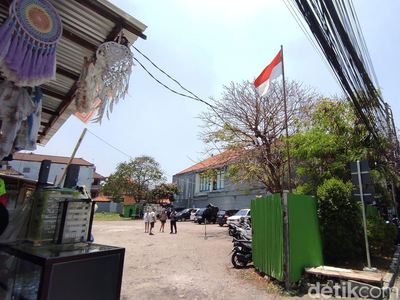 Suasana di depan Konsulat Jenderal Amerika Serikati di Denpasar dan bekas lahan Sari Club di Legian yang menjadi dua lokasi Bom Bali 1.