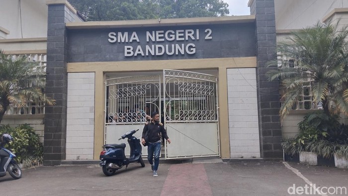 Suasana gerbang SMAN 2 Bandung pasca dua siswa jatuh dari lantai 2 gedung, Kamis (12/10/2023).