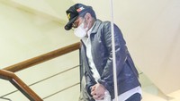 SYL terlihat ditemani satu orang tim di KPK. Tiba di KPK, SYL langsung dibawa naik ke lantai 2 gedung Merah Putih.
