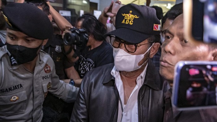 Tersangka mantan Menteri Pertanian Syahrul Yasin Limpo (tengah) dikawal petugas setibanya di Gedung Merah Putih KPK, Jakarta, Kamis (12/10/2023). Syahrul Yasin Limpo dijemput paksa dari sebuah apartemen oleh tim penyidik KPK terkait kasus dugaan tindak pidana Korupsi di Kementan yaitu pemerasan dengan jabatan, penerimaan gratifikasi, dan Tindak Pidana Pencucian Uang (TPPU) mencapai Rp13,9 miliar. ANTARA FOTO/Reno Esnir/Spt.