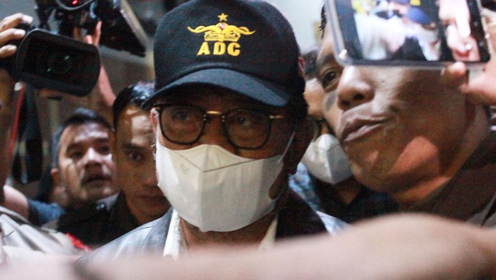 Tersangka mantan Menteri Pertanian Syahrul Yasin Limpo (tengah) dikawal petugas setibanya di Gedung Merah Putih KPK, Jakarta, Kamis (12/10/2023). Syahrul Yasin Limpo dijemput paksa dari sebuah apartemen oleh tim penyidik KPK terkait kasus dugaan tindak pidana Korupsi di Kementan yaitu pemerasan dengan jabatan, penerimaan gratifikasi, dan Tindak Pidana Pencucian Uang (TPPU) mencapai Rp13,9 miliar. ANTARA FOTO/Reno Esnir/Spt.