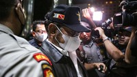 SYL tampak tertutup saat tiba di KPK. Dia mengenakan baju putih yang didobel dengan jaket kulit hitam dan celana hitam.