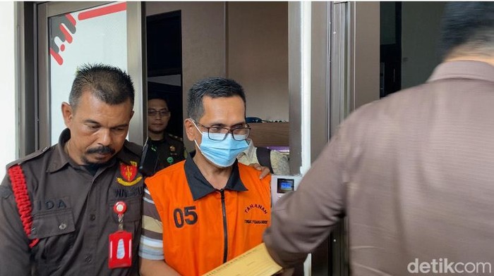 Tampang Kepsek SMP 1 Kabandungan usai ditahan sebagai tersangka korupsi dana BOS dan PIP