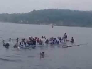 Penampakan Perahu Ditumpangi Puluhan Pelajar Karam di Mentawai