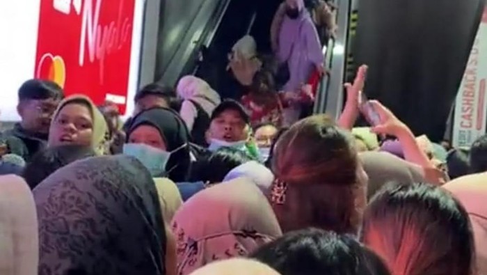 Tangkapan layar video viral penumpang membeludak di Stasiun Sudirman