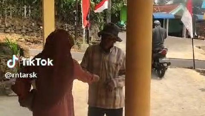 Tangkapan video viral pengemis dibonceng naik motor bagus.