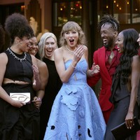 Film ‘Eras Tour’ mencetak sejarah dengan menjadi film konser terlaris sepanjang masa, menghasilkan US$100 juta atau sekitar Rp 1,5 triliun dengan pembelian tiket di muka sebelum pemutaran perdana. Film menampilkan kemegahan tur dunia peraih 12 Piala Grammy itu, dan dirilis selagi Taylor Swift rehat sejenak setelah menjalani jadwal konser yang padat. Foto: AP/Chris Pizzello