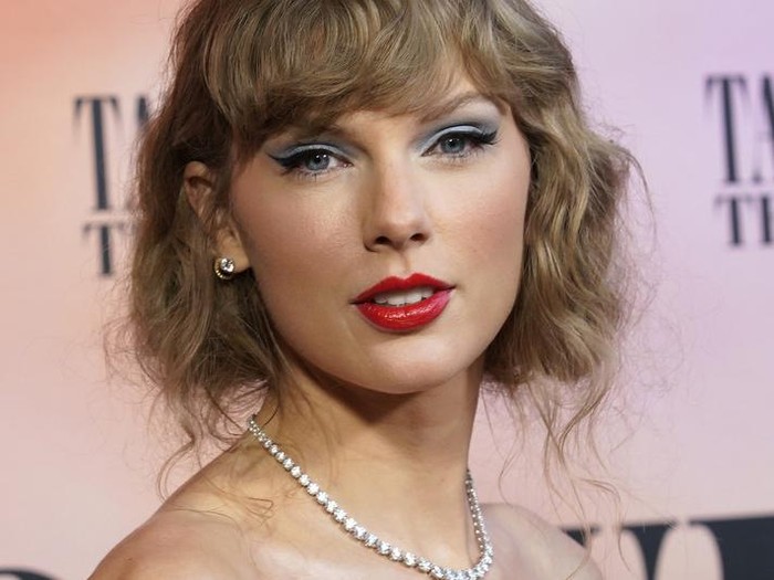 Taylor Swift arrives at the world premiere of the concert film 