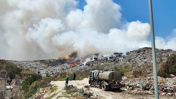 Tempat Pembuangan Akhir (TPA) Suwung di Denpasar, Bali, terbakar hebat, Kamis (12/10/2023). (Dok. Istimewa)