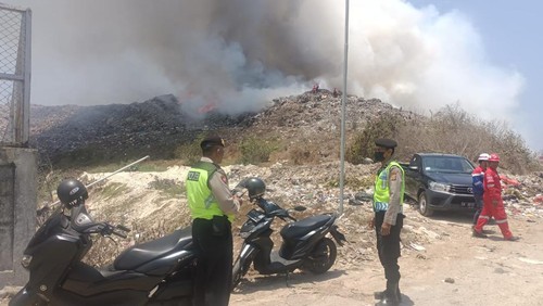 Tempat Pembuangan Akhir (TPA) Suwung di Kota Denpasar, Bali, terbakar sekitar pukul 11.00 Wita, Kamis (12/10/2023). (Dok. Polresta Denpasar)