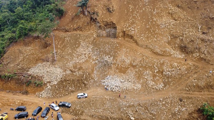 Peneliti melihat objek diduga cagar budaya (ODCB) di Korong Surantiah, Nagari Lubuk Alung, Padang Pariaman, Sumatera Barat, Kamis (12/10/2023). Pemkab Padang Pariaman merilis temuan warga yakni objek diduga cagar budaya yang berasal dari zaman megalitikum berupa bebatuan berbentuk balok dan pilar-pilar yang masih dalam penelitian pihak terkait. ANTARA FOTO/Iggoy el Fitra/foc.