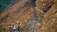Peneliti melihat objek diduga cagar budaya (ODCB) berbentuk lesung di Korong Surantiah, Nagari Lubuk Alung, Padang Pariaman, Sumatera Barat, Kamis (12/10/2023).  