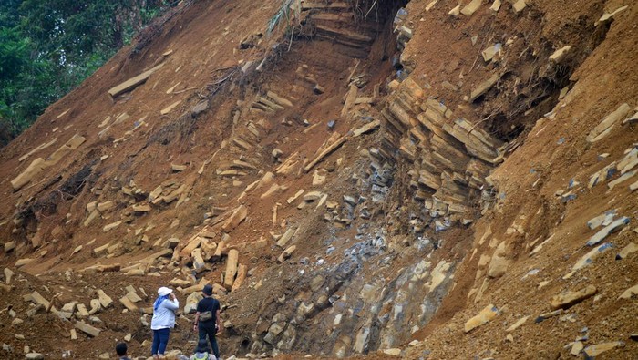 Temuan Objek Diduga Cagar Budaya Masa Pra Sejarah Peneliti melihat objek diduga cagar budaya (ODCB) di Korong Surantiah, Nagari Lubuk Alung, Padang Pariaman, Sumatera Barat, Kamis (12/10/2023). Pemkab Padang Pariaman merilis temuan warga yakni objek diduga cagar budaya yang berasal dari zaman megalitikum berupa bebatuan berbentuk balok dan pilar-pilar yang masih dalam penelitian pihak terkait. ANTARA FOTO/Iggoy el Fitra/foc.