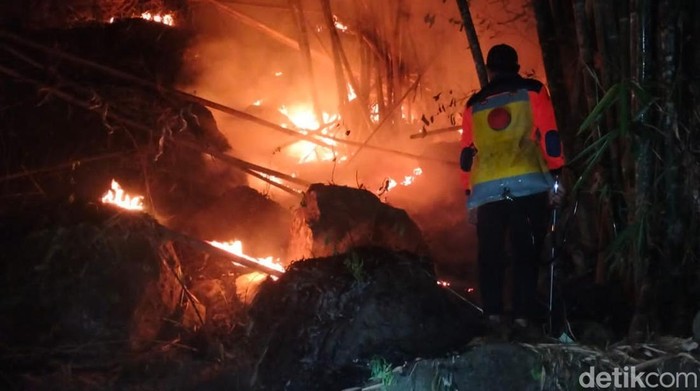 Tim Pemadam saat berusaha padamkan kebakaran hutan di Enrekang