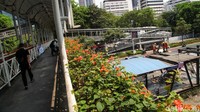 Halte Benhil terletak dekat Universitas Atma Jaya di Jalan Sudirman dan kerap ramai pada jam sibuk.