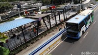 Petugas bekerja di proyek revitalisasi Halte TransJakarta Benhil, Jakarta, Kamis (12/10/2023).  