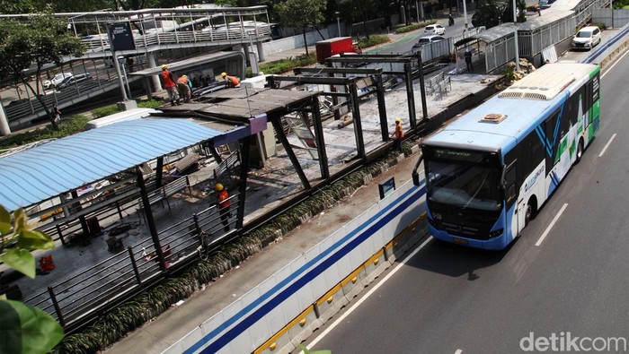 PT TransJakarta merevitalisasi Halte Bendungan Hilir (Benhil), Kamis (12/10/2023).