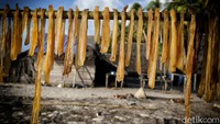 Para petani rumput laut di Tnyafar menggunakan metode tali bentang untuk membudidayakan komoditas yang mereka sebut agar-agar ini. Bermodalkan tali sepanjang kurang lebih 25 meter, mereka mengikatkan bibit rumput laut induk dan anakan lalu melepasnya ke perairan.