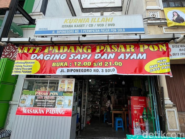 Toko kaset Kurnia Ilahi di Solo yang kini juga jualan sate Padang, Kamis (12/10/2023).