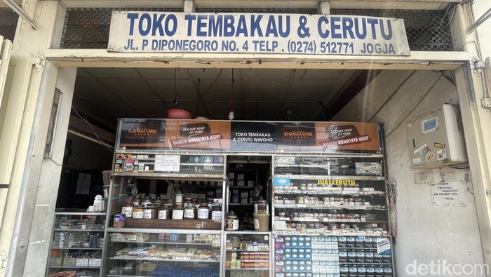 Toko tembakau ini eksis sejak 1919 dan kini sudah dikelola empat generasi. Foto diambil Kamis (12/10/2023).