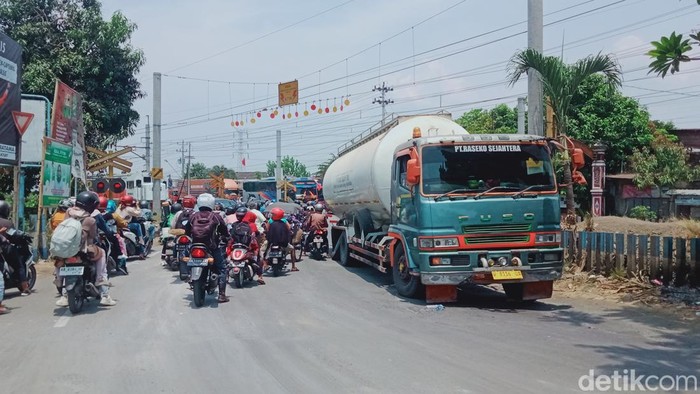 Truk patah as dekat perlintasan KA bikin macet Krapyak Klaten, Kamis (12/10/2023).
