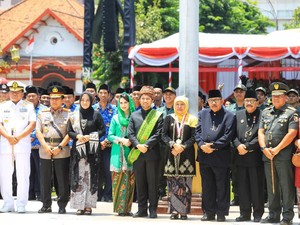 Khofifah Beri Penghargaan ke Kepala Daerah Berprestasi di Hari Jadi Jatim