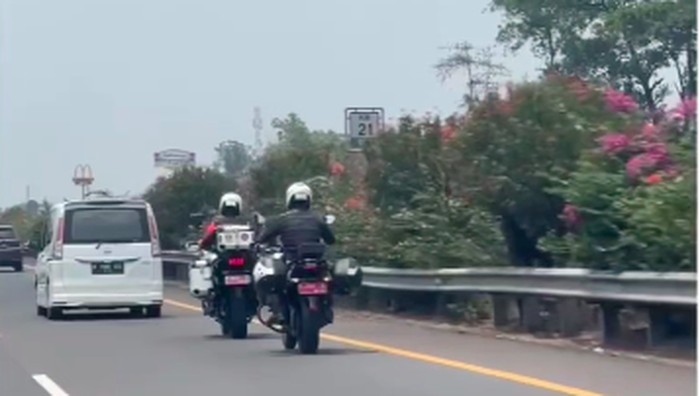 Video sepeda motor pelat merah melaju di tol dan mengawal kendaraan lain viral di media sosial (medsos). Simak, berikut faktanya. (Scresnshot video viral)
