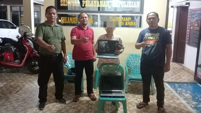 Wanita yang mencuri laptop dan hp majikannya. (Foto: Dok. Polres Pematang Siantar).