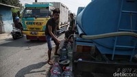 Pemda pun membagikan air bersih 3-4 kali dalam sebulan.  