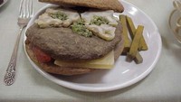 Punya tampilan dan bentuk yang sangat mirip dengan kombinasi burger dan kentang goreng, hidangan yang satu ini semuanya terbuat dari batu kristal lho. Foto: Pool/Site