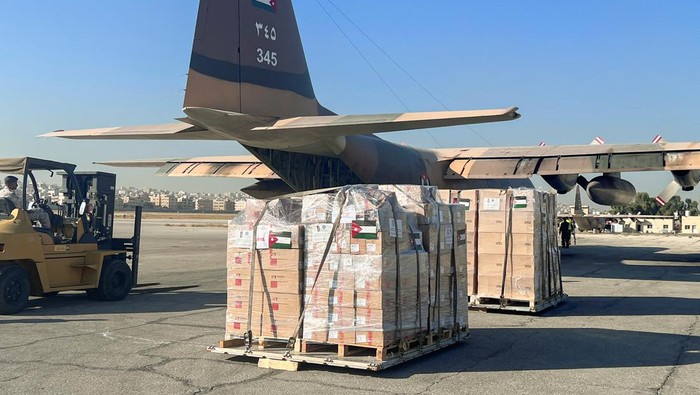 Humanitarian aid and supplies from Jordan Hashemite Charity Organization are loaded inside a military airpane destined for Gaza, in Amman, Jordan October 12, 2023. REUTERS/Jehad Shelbak