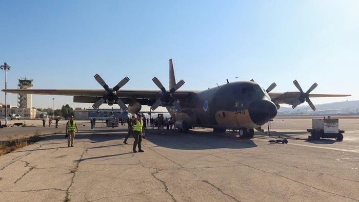 Yordania Bersiap Kirim Bantuan ke Gaza Humanitarian aid and supplies from Jordan Hashemite Charity Organization are loaded inside a military airpane destined for Gaza, in Amman, Jordan October 12, 2023. REUTERS/Jehad Shelbak
