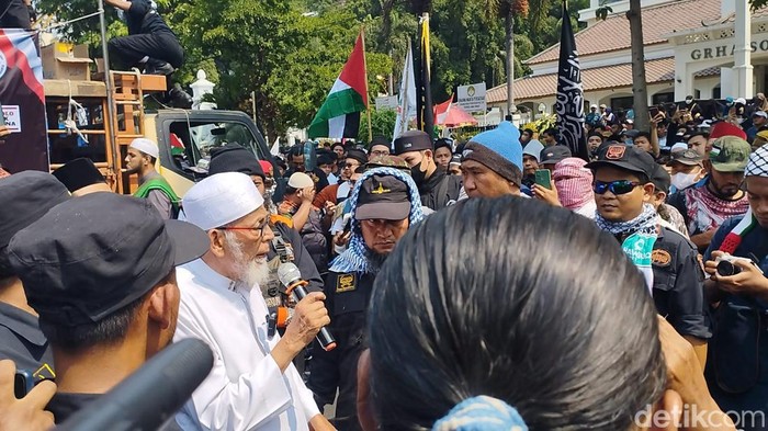 Abu Bakar Baasyir berorasi dalam aksi bela Palestina di Solo, Jumat (13/10/2023).