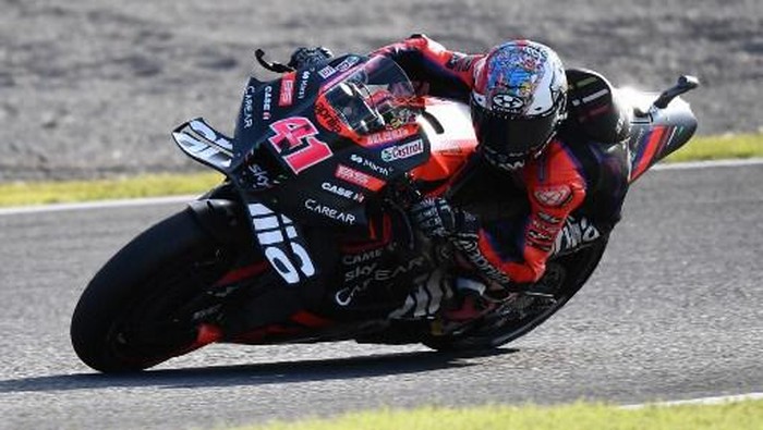 Aprilia Racing rider Aleix Espargaro of Spain rides his motorcycle during the MotoGP class practice session of the MotoGP Japanese Grand Prix at the Mobility Resort Motegi in Motegi, Tochigi prefecture on September 29, 2023. (Photo by Toshifumi KITAMURA / AFP)