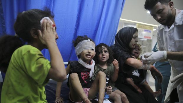 Anak-anak Palestina yang terluka akibat serangan Israel dibawa ke Rumah Sakit Shifa di Kota Gaza pada Rabu, 12 Oktober 2023. (AP/Ali Mahmoud)