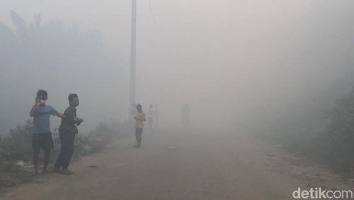 Anak-anak tampak bermain di dekat lokasi kebakaran TPA Suwung, Denpasar, Bali, Jumat (13/10/2023). (Muhammad Rivaldo)