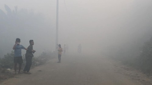 Anak-anak tampak bermain di dekat lokasi kebakaran TPA Suwung, Denpasar, Bali, Jumat (13/10/2023). (Muhammad Rivaldo)